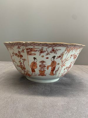 A Chinese iron-red and gilt-decorated 'ladies in a garden' bowl, Kangxi — photo 3