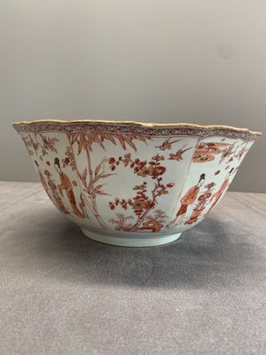 A Chinese iron-red and gilt-decorated 'ladies in a garden' bowl, Kangxi — photo 4