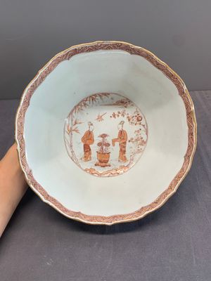 A Chinese iron-red and gilt-decorated 'ladies in a garden' bowl, Kangxi — photo 5