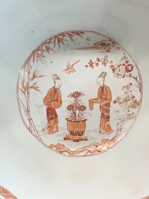 A Chinese iron-red and gilt-decorated 'ladies in a garden' bowl, Kangxi — photo 6
