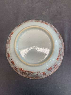 A Chinese iron-red and gilt-decorated 'ladies in a garden' bowl, Kangxi — photo 7