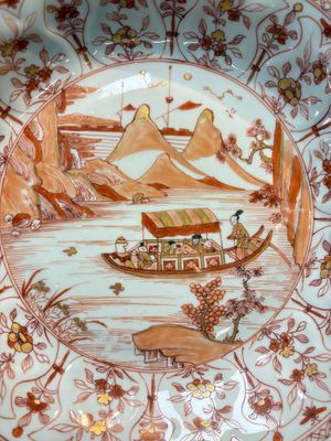 A Chinese iron-red and gilt-decorated 'Ode to the Red Cliff' dish, Kangxi — photo 2