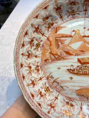 A Chinese iron-red and gilt-decorated 'Ode to the Red Cliff' dish, Kangxi — photo 4