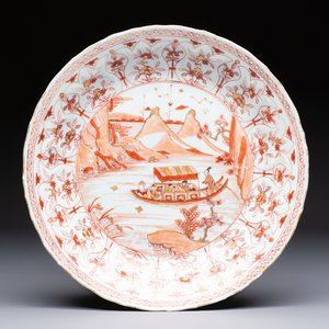 A Chinese iron-red and gilt-decorated 'Ode to the Red Cliff' dish, Kangxi — photo 1
