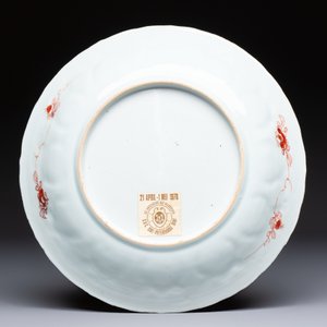 A Chinese iron-red and gilt-decorated 'Ode to the Red Cliff' dish, Kangxi — photo 2