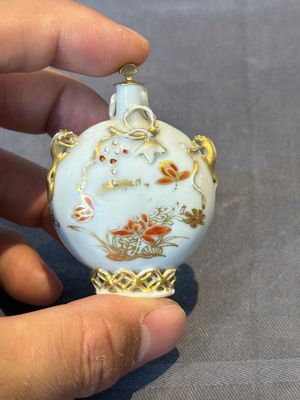 A Chinese iron-red and gilt-decorated snuff bottle, Yongzheng/Qianlong — 照片 1