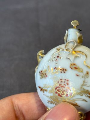 A Chinese iron-red and gilt-decorated snuff bottle, Yongzheng/Qianlong — 照片 3