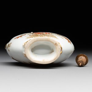 A Chinese iron-red and gilt-decorated snuff bottle, Yongzheng/Qianlong — 照片 6