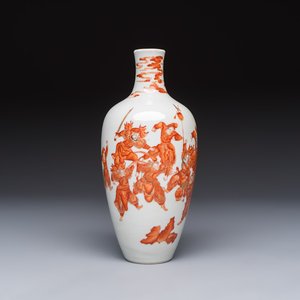 A Chinese iron-red and gilt-decorated vase with a narrative design, Qianlong mark, 19th C. — foto 1