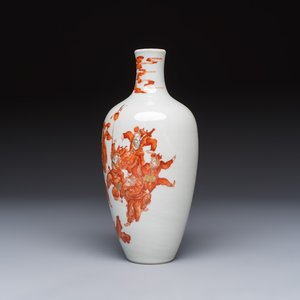 A Chinese iron-red and gilt-decorated vase with a narrative design, Qianlong mark, 19th C. — foto 2