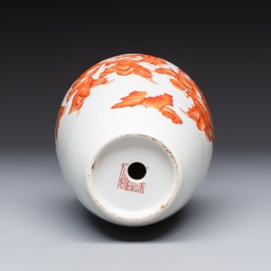 A Chinese iron-red and gilt-decorated vase with a narrative design, Qianlong mark, 19th C. — foto 6