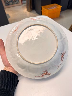 A Chinese iron-red and gilt-decorated 'Xi Xiang Ji' plate, Kangxi — foto 11