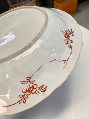A Chinese iron-red and gilt-decorated 'Xi Xiang Ji' plate, Kangxi — foto 16