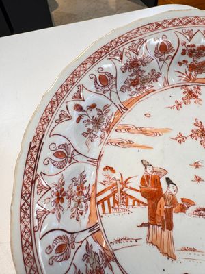 A Chinese iron-red and gilt-decorated 'Xi Xiang Ji' plate, Kangxi — foto 4