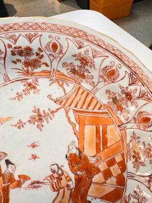 A Chinese iron-red and gilt-decorated 'Xi Xiang Ji' plate, Kangxi — foto 5
