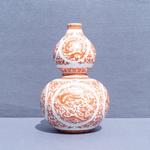 A Chinese iron-red and gilt double gourd 'dragon' vase, Qianlong mark, Republic — photo 9
