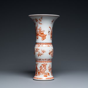 A Chinese iron-red and gilt 'gu' vase with antiquities, Kangxi — 照片 4