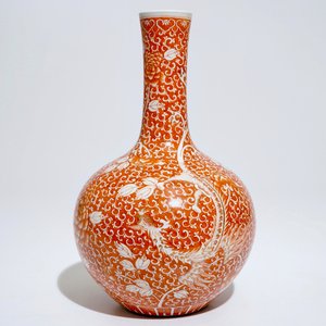 A Chinese iron red and gilt phoenix bottle vase, 19th C. — 照片 1