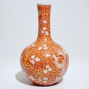 A Chinese iron red and gilt phoenix bottle vase, 19th C. — 照片 3