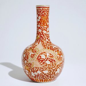 A Chinese iron red and gilt phoenix bottle vase, Guangxu, 19/20th C. — photo 1