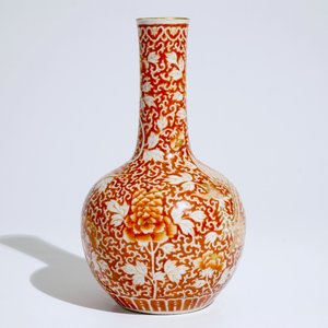 A Chinese iron red and gilt phoenix bottle vase, Guangxu, 19/20th C. — photo 4