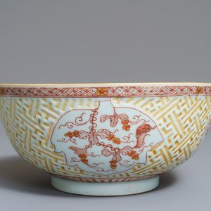 A Chinese iron red and gilt relief-decorated bowl, Kangxi — 照片 3