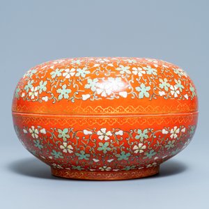 A Chinese iron red and gilt round box and cover, 20th C. — photo 4