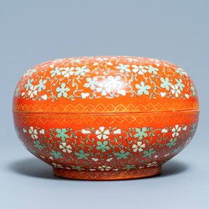 A Chinese iron red and gilt round box and cover, 20th C. — photo 6
