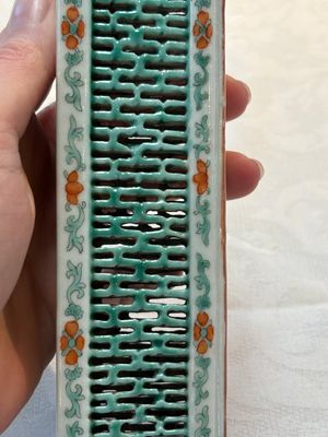 A Chinese iron-red and green-enamelled reticulated incense stick holder, 19th C. — photo 11