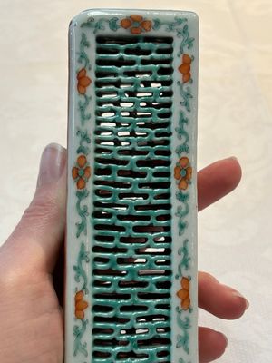 A Chinese iron-red and green-enamelled reticulated incense stick holder, 19th C. — photo 15