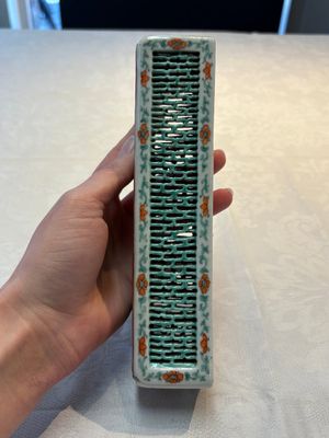A Chinese iron-red and green-enamelled reticulated incense stick holder, 19th C. — photo 2