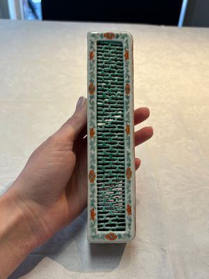 A Chinese iron-red and green-enamelled reticulated incense stick holder, 19th C. — photo 4