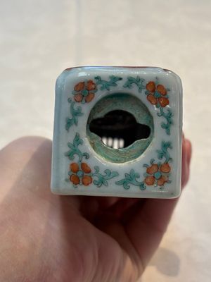 A Chinese iron-red and green-enamelled reticulated incense stick holder, 19th C. — photo 6