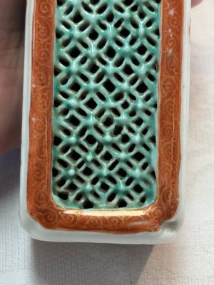 A Chinese iron-red and green-enamelled reticulated incense stick holder, 19th C. — photo 7