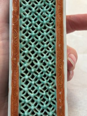 A Chinese iron-red and green-enamelled reticulated incense stick holder, 19th C. — photo 8