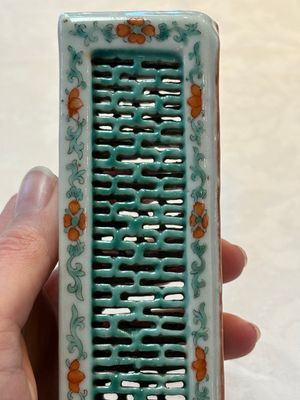 A Chinese iron-red and green-enamelled reticulated incense stick holder, 19th C. — photo 10
