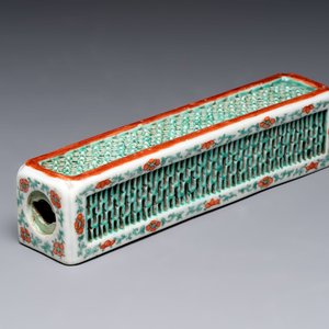 A Chinese iron-red and green-enamelled reticulated incense stick holder, 19th C. — photo 1