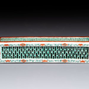 A Chinese iron-red and green-enamelled reticulated incense stick holder, 19th C. — photo 2