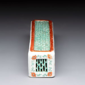 A Chinese iron-red and green-enamelled reticulated incense stick holder, 19th C. — photo 3