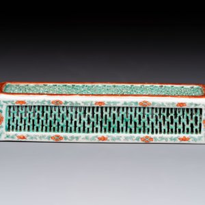 A Chinese iron-red and green-enamelled reticulated incense stick holder, 19th C. — photo 4