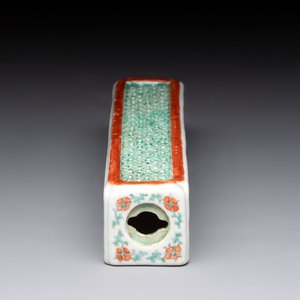 A Chinese iron-red and green-enamelled reticulated incense stick holder, 19th C. — photo 5