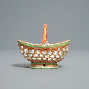 A Chinese iron red and green reticulated basket, Yongzheng — photo 2