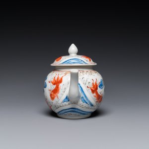 A Chinese iron-red and grisaille 'cranes and carps' teapot and cover, Yongzheng — 照片 2