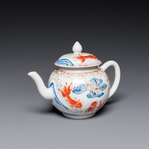 A Chinese iron-red and grisaille 'cranes and carps' teapot and cover, Yongzheng — 照片 7