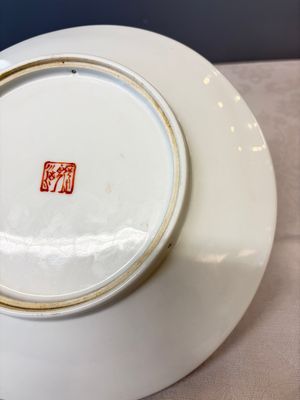 A Chinese iron-red and grisaille-decorated dish — foto 10