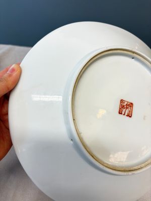 A Chinese iron-red and grisaille-decorated dish — foto 11