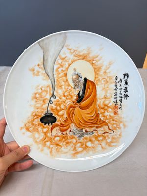 A Chinese iron-red and grisaille-decorated dish — foto 1