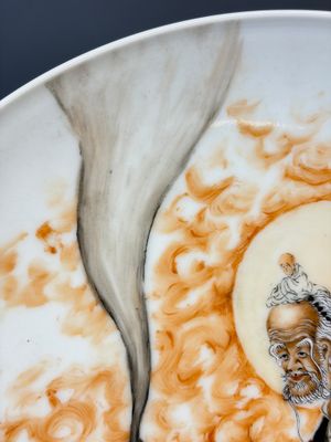 A Chinese iron-red and grisaille-decorated dish — foto 2