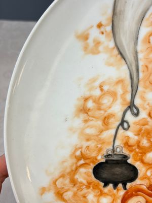 A Chinese iron-red and grisaille-decorated dish — foto 6
