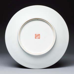 A Chinese iron-red and grisaille-decorated dish — foto 2